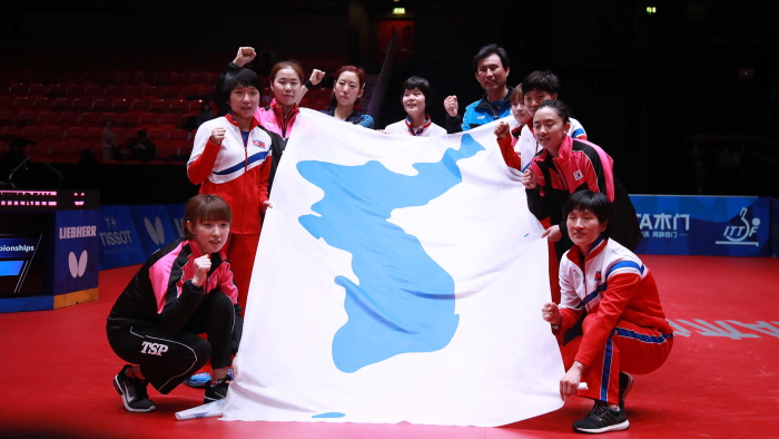 La foto muestra al equipo intercoreano de tenis de mesa en el Campeonato Mundial de Liebherr 2018 realizado en Halmstad, Suecia. | Federación Internacional de Tenis de Mesa